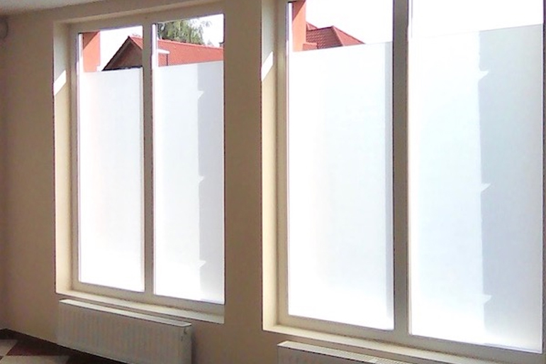 Ez az ablakfólia az avatatlan tekintetektől védi meg a lakás tulajdonosát.