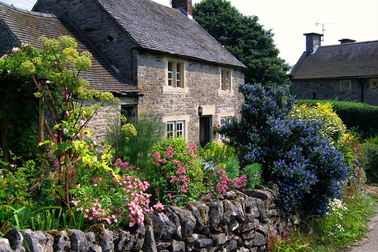 Cottagecore stílus. Az angol szó kunyhót jelent, és ezeknek a hangulatos házaknak a fénykora valamikor a 18-19. század fordulója volt.
