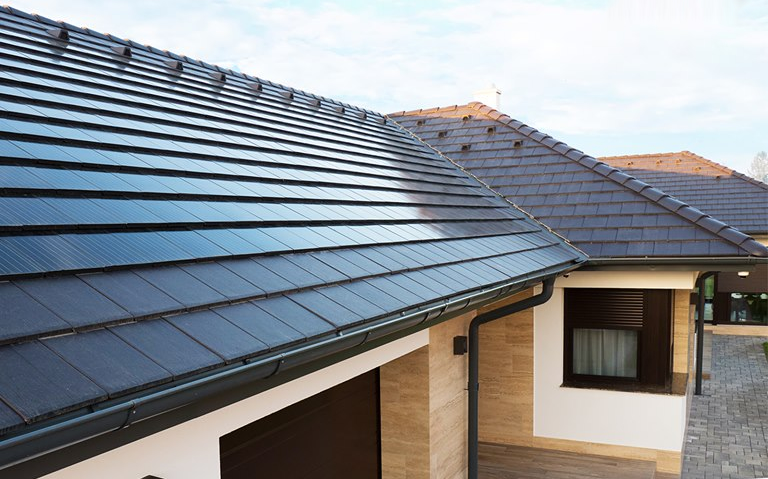 Fenntarthatóság - napelemes tetőcserép.