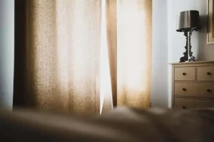 A függönyök két fő kategóriába sorolhatók: fényáteresztő és sötétítő függönyök.
